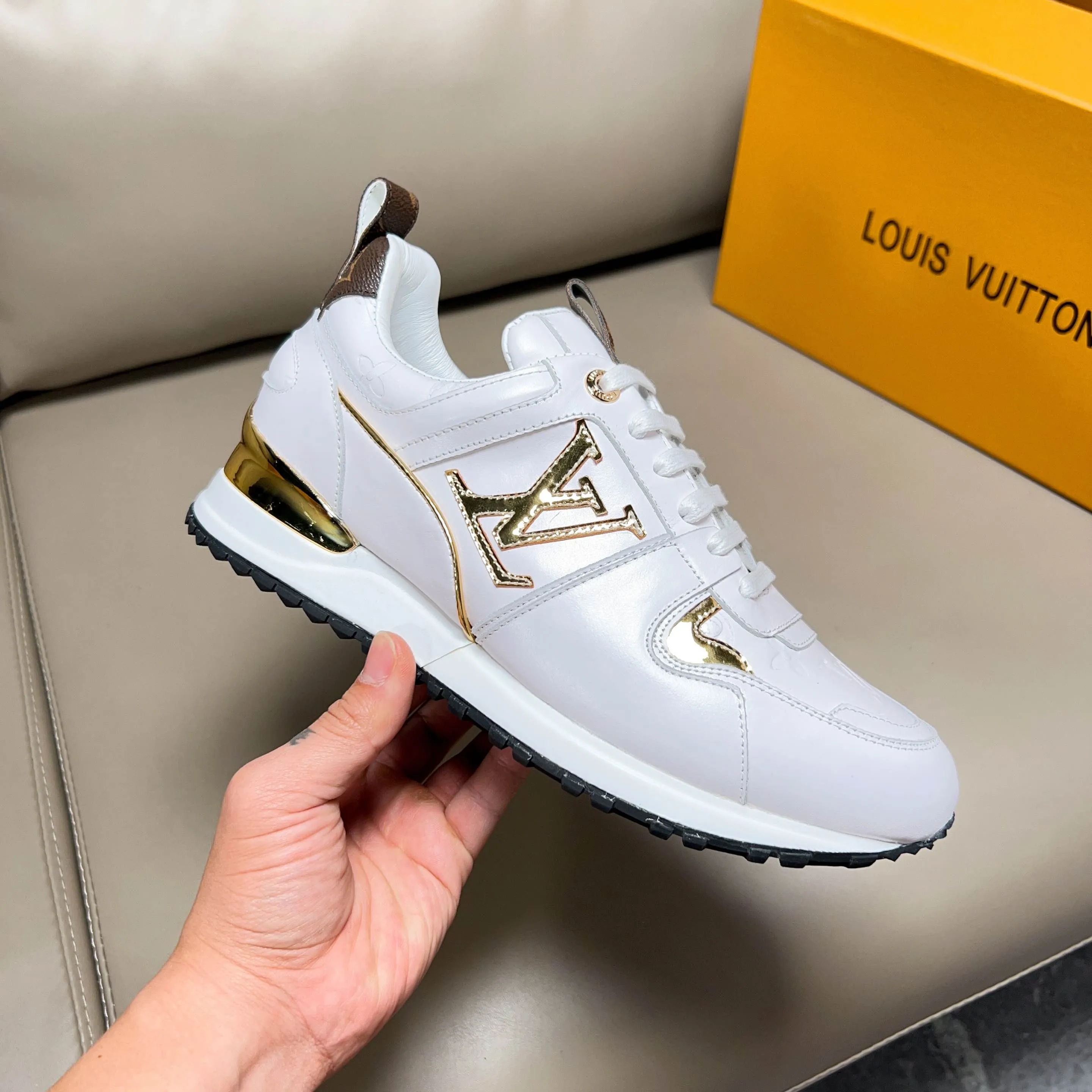 Factory price: 440💰【LV】Male and female couples model, sold simultaneously at counters, original classic 1:1 copy, original designer design, imported calf + sheepskin lining, L gold unique design on both sides, fashionable and trendy. 🔍🔍Original quality @ No pressure to enter and leave the counter at will, the original replica outsole is suitable for all kinds of travel, making it worth owning. Welcome all sellers to sell in the picture above. We can send one piece on behalf of you. Male size: 38-44 (can be customized to 45 sizes), female size: 35-39 (can be customized to 40 sizes)